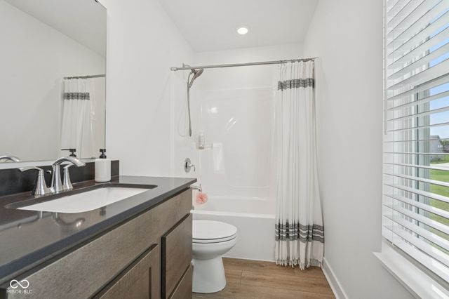 9091 Drakeswood Avenue, Mccordsville, IN 46055