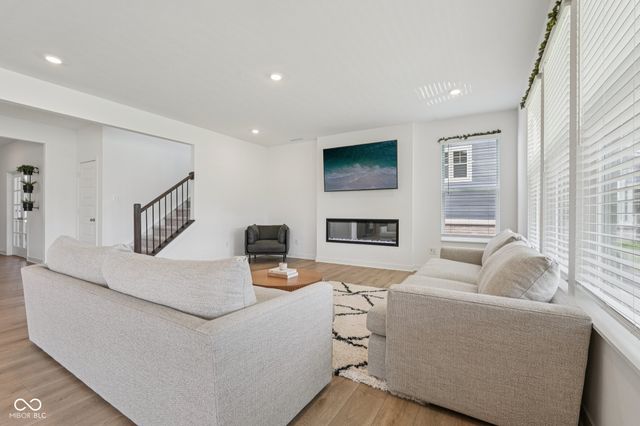 9091 Drakeswood Avenue, Mccordsville, IN 46055