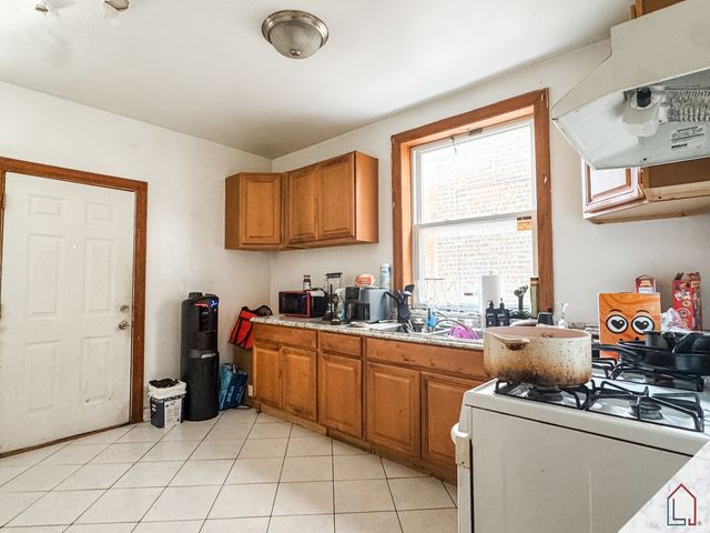 8237 S Green Street, Chicago, IL 60620
