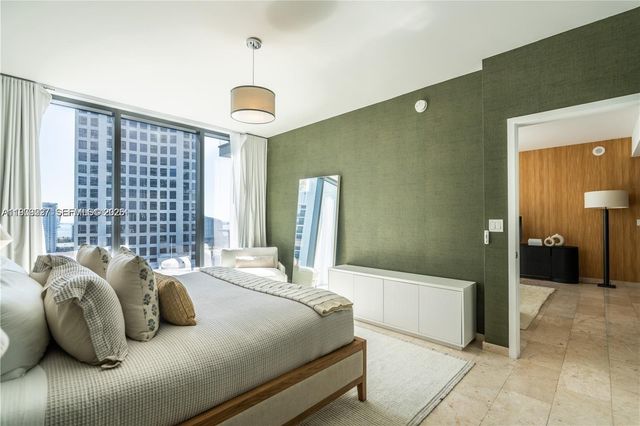 68 SE 6th St 1403, Miami, FL 33131