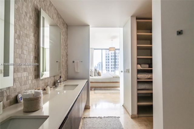 68 SE 6th St 1403, Miami, FL 33131