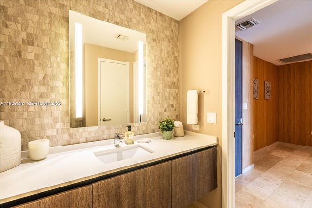 68 SE 6th St 1403, Miami, FL 33131