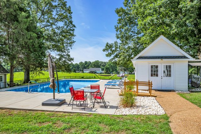 109 Hillside Dr, Dickson, TN 37055