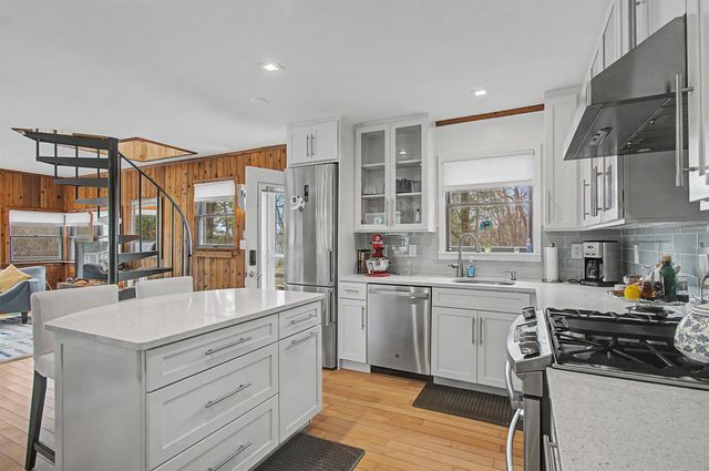 60 Wheatley Road, Hinesburg, VT 05461