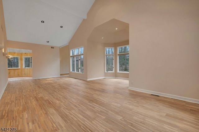 15 Robinhood Dr, Mountain Lakes Boro, NJ 07046