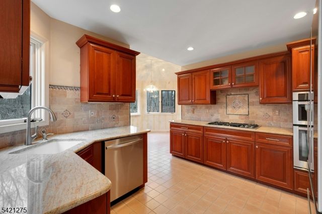 15 Robinhood Dr, Mountain Lakes Boro, NJ 07046