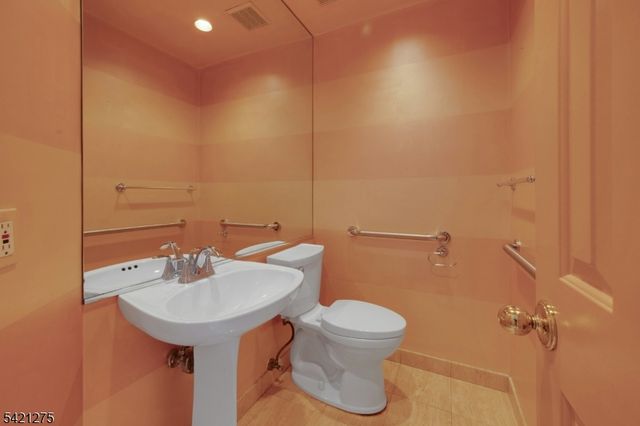 15 Robinhood Dr, Mountain Lakes Boro, NJ 07046