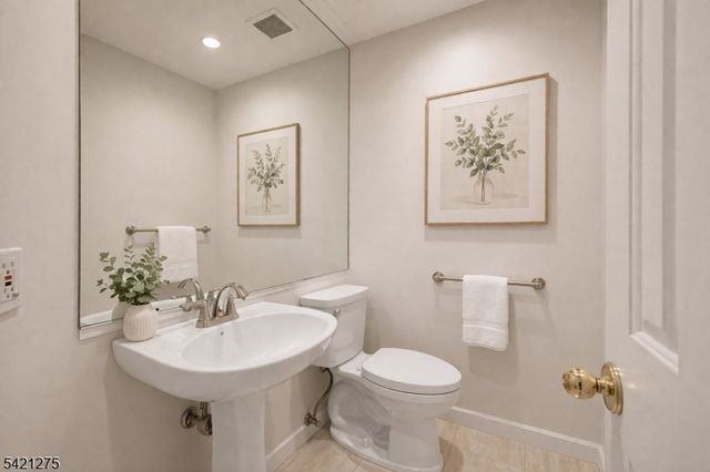15 Robinhood Dr, Mountain Lakes Boro, NJ 07046