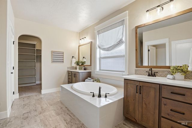 3915 W Riva Capri St, Meridian, ID 83646