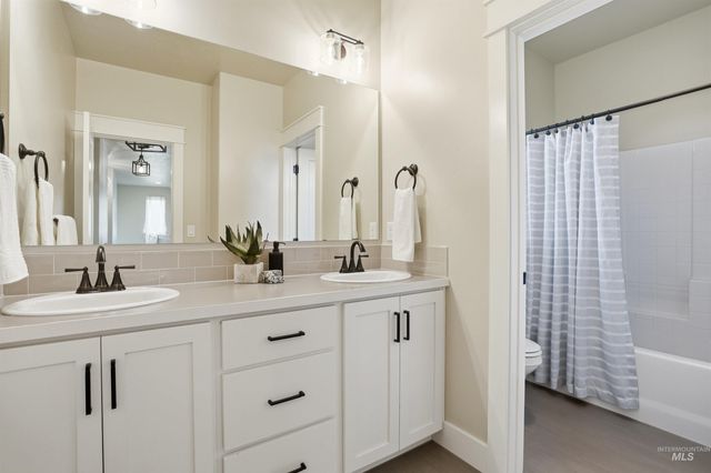 3915 W Riva Capri St, Meridian, ID 83646