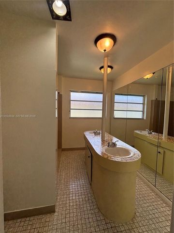 1040 Crystal Lake Dr 2, Deerfield Beach, FL 33064