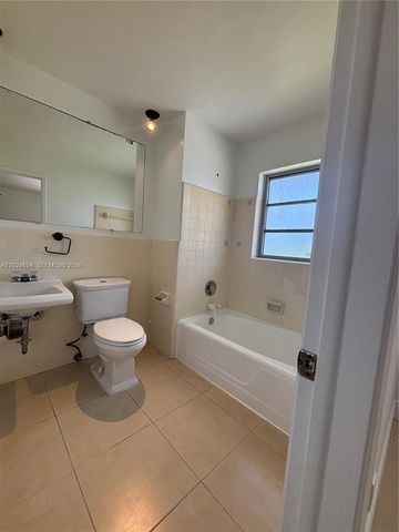 1040 Crystal Lake Dr 2, Deerfield Beach, FL 33064