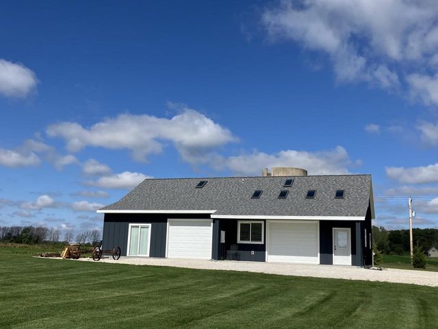 9207 Middle ROAD, Manitowoc, WI 54220