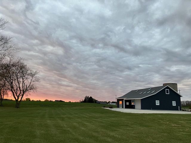 9207 Middle ROAD, Manitowoc, WI 54220