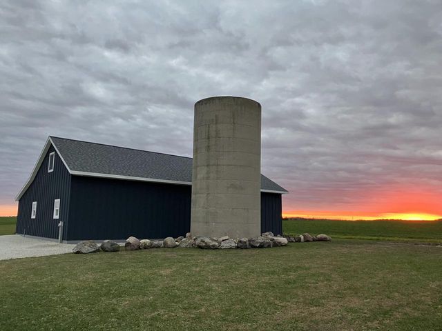 9207 Middle ROAD, Manitowoc, WI 54220