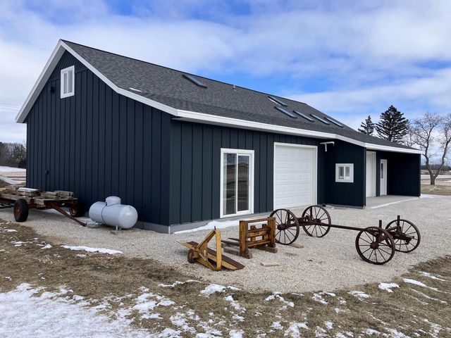 9207 Middle ROAD, Manitowoc, WI 54220