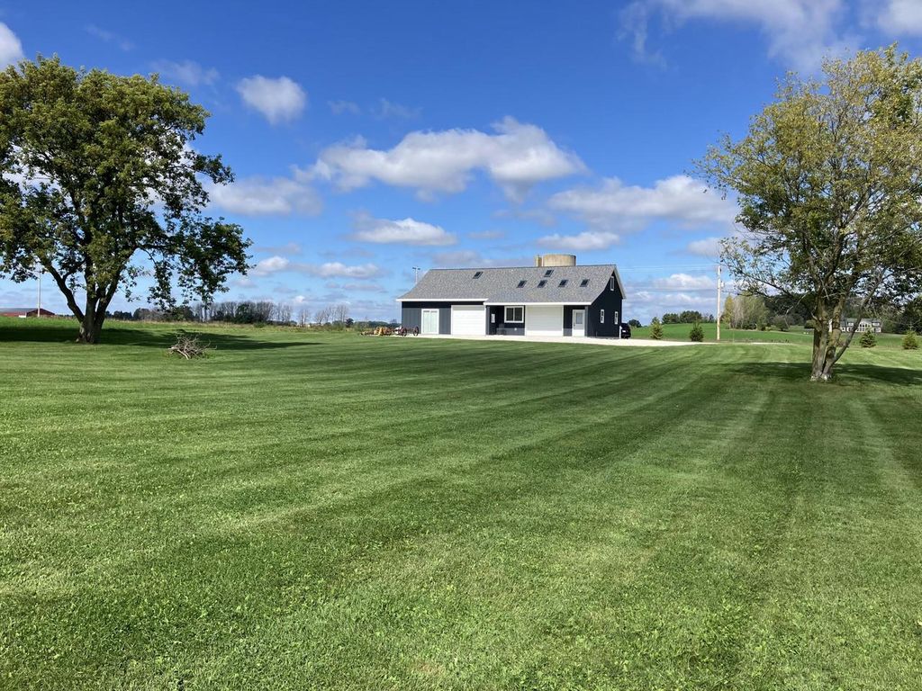 9207 Middle ROAD, Manitowoc, WI 54220