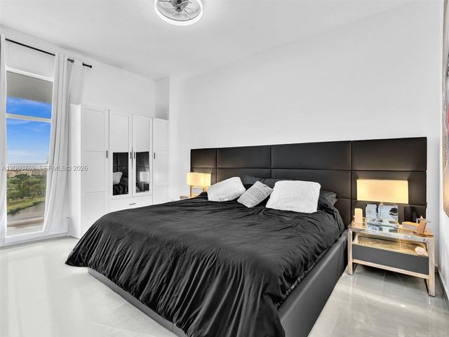 3731 N Country Club Dr PH-24, Aventura, FL 33180