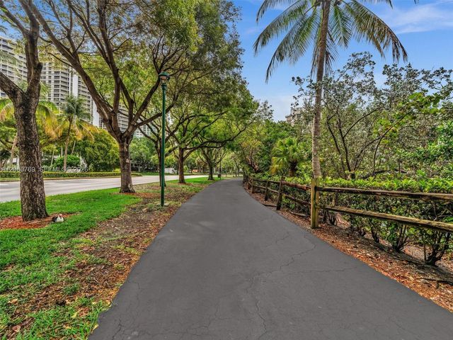3731 N Country Club Dr PH-24, Aventura, FL 33180