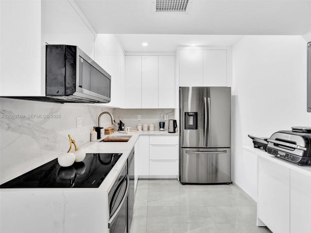3731 N Country Club Dr PH-24, Aventura, FL 33180