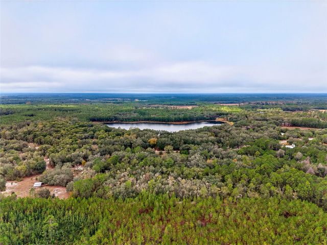 910 S COUNTY ROAD 21, Hawthorne, FL 32640