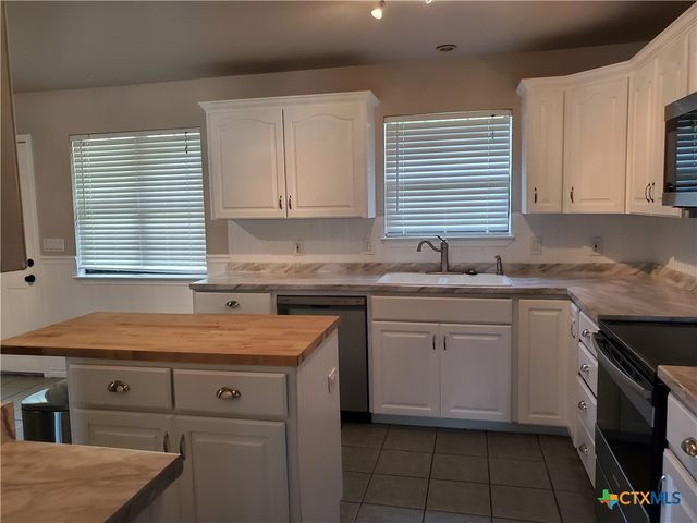 136 Royal Crest Circle, Seguin, TX 78155