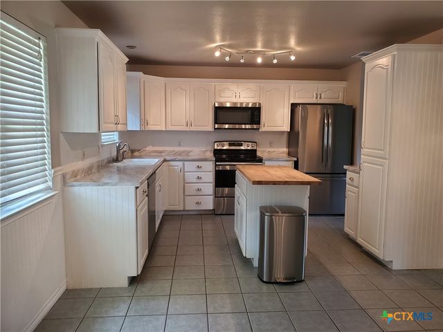 136 Royal Crest Circle, Seguin, TX 78155