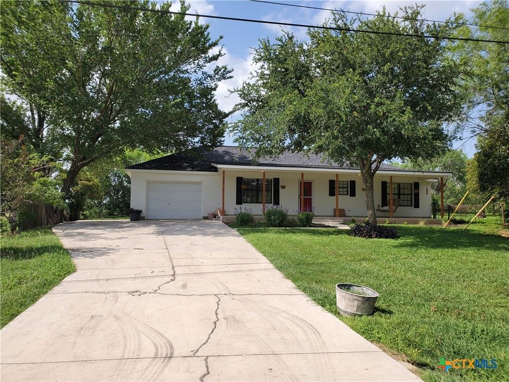136 Royal Crest Circle, Seguin, TX 78155