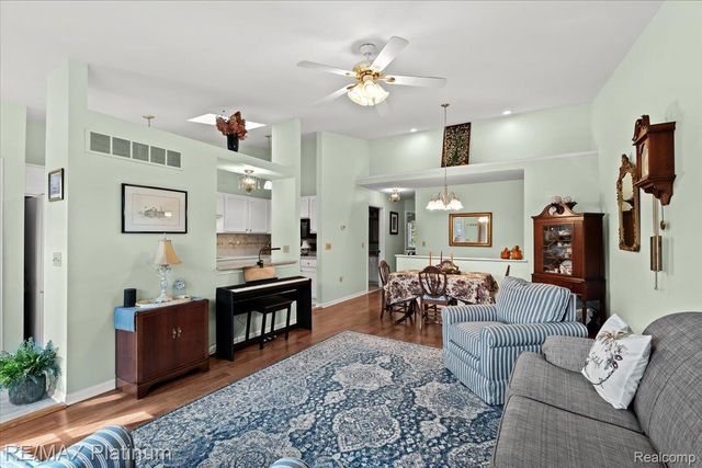 62180 Arlington Circle 5, South Lyon, MI 48178