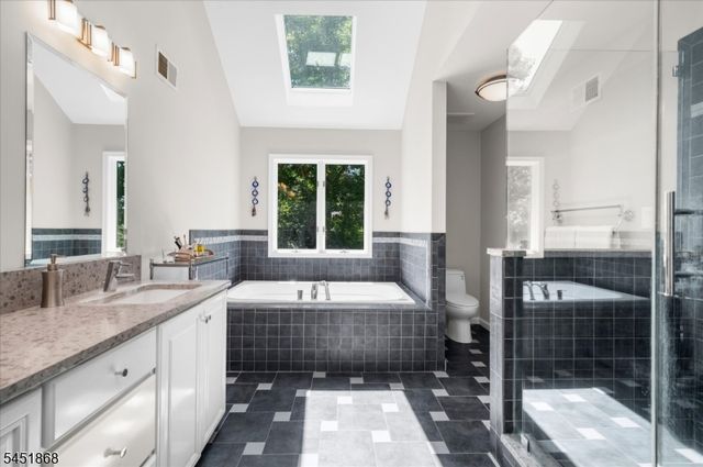 15 Austin Hill Rd, Clinton Twp., NJ 08809