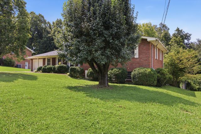 54 Kriswood Drive, Rossville, GA 30741