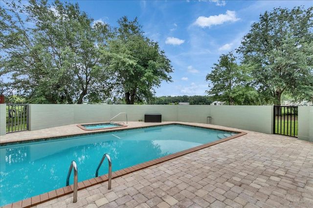 10424 LYONS AVENUE, Lithia, FL 33547