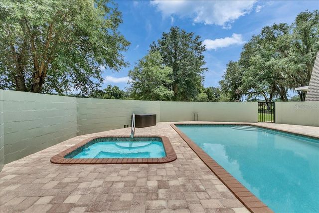 10424 LYONS AVENUE, Lithia, FL 33547