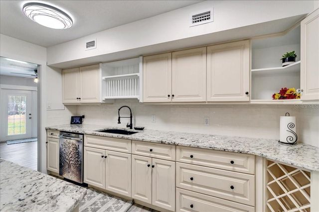 10424 LYONS AVENUE, Lithia, FL 33547