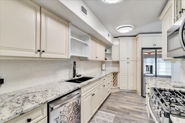 10424 LYONS AVENUE, Lithia, FL 33547