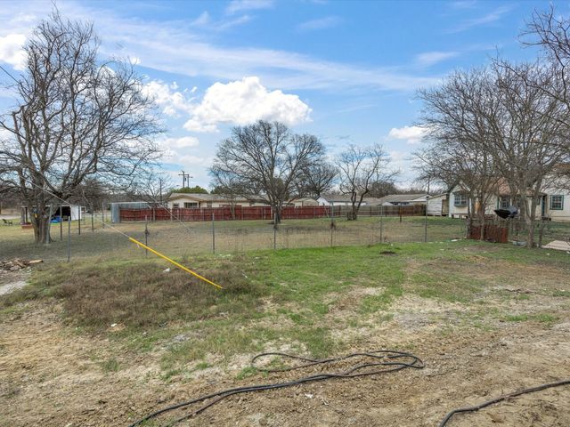 108 N Couch Street, Italy, TX 76651
