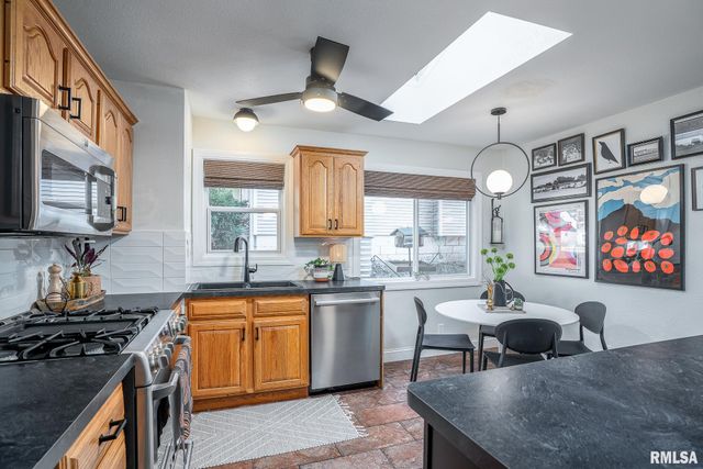 2230 WARREN Street, Davenport, IA 52804