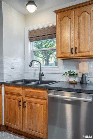 2230 WARREN Street, Davenport, IA 52804