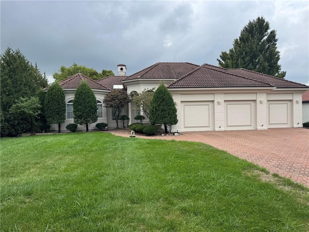 637 NE Shoreline Drive, Lee's Summit, MO 64064