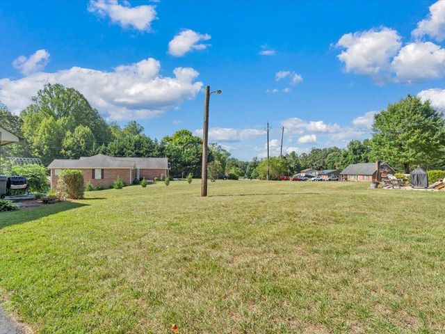 65 Sandalwood DR, Bassett, VA 24055