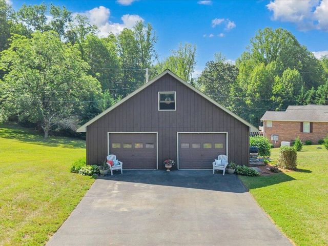 65 Sandalwood DR, Bassett, VA 24055
