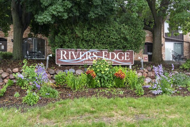 4000 W Rivers Edge CIRCLE #22, Brown Deer, WI 53209