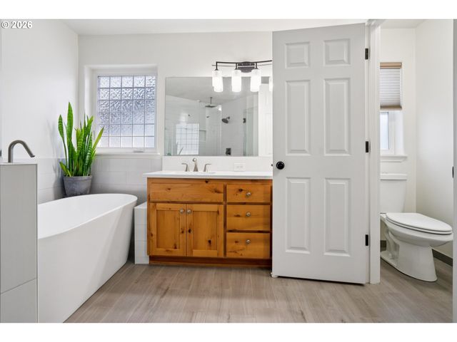 2137 N LEGACY Dr, Newberg, OR 97132