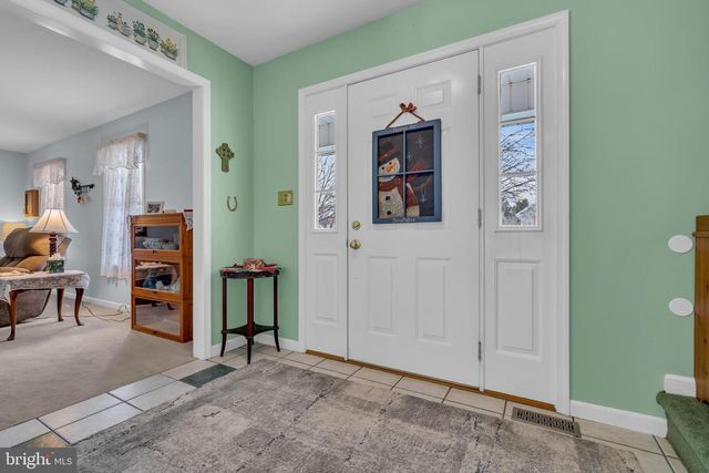 2593 HALLECK DR, Whitehall, PA 18052