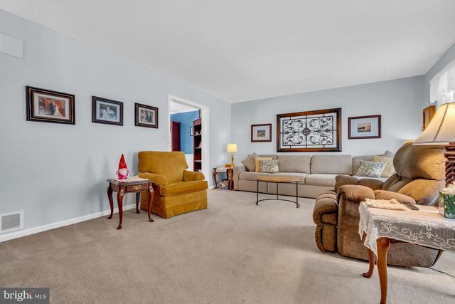 2593 HALLECK DR, Whitehall, PA 18052