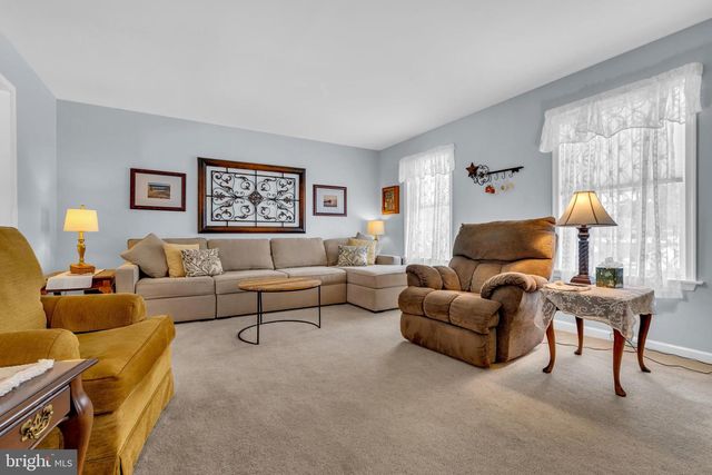 2593 HALLECK DR, Whitehall, PA 18052