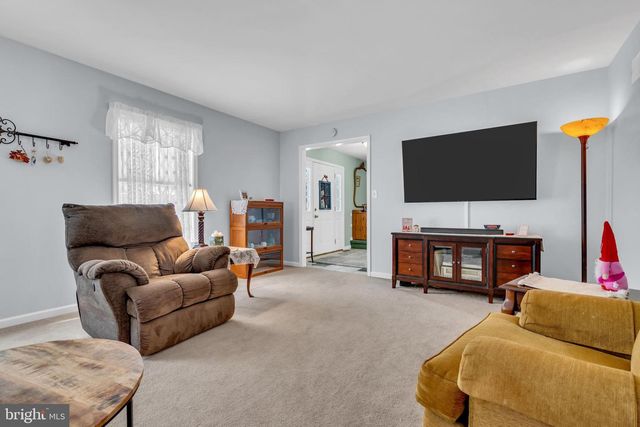 2593 HALLECK DR, Whitehall, PA 18052