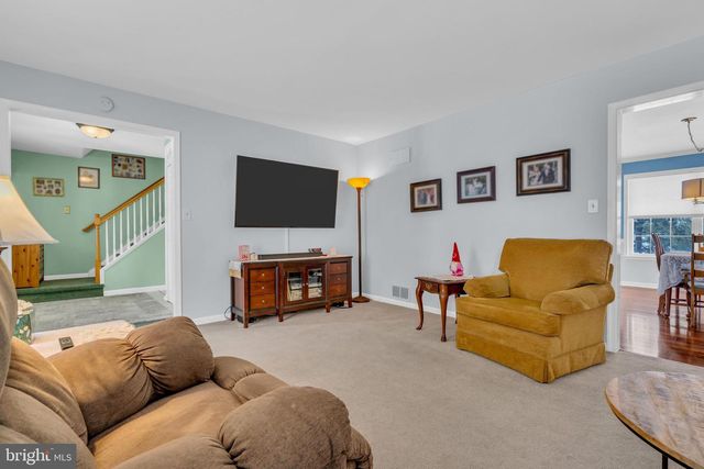 2593 HALLECK DR, Whitehall, PA 18052