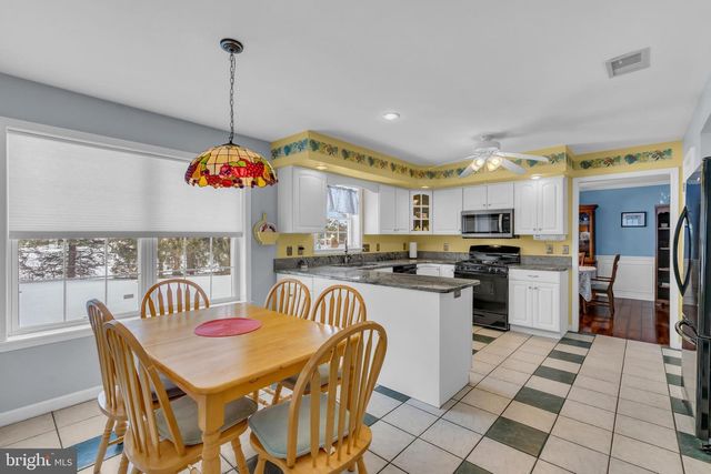 2593 HALLECK DR, Whitehall, PA 18052