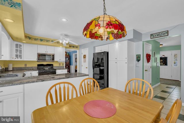 2593 HALLECK DR, Whitehall, PA 18052